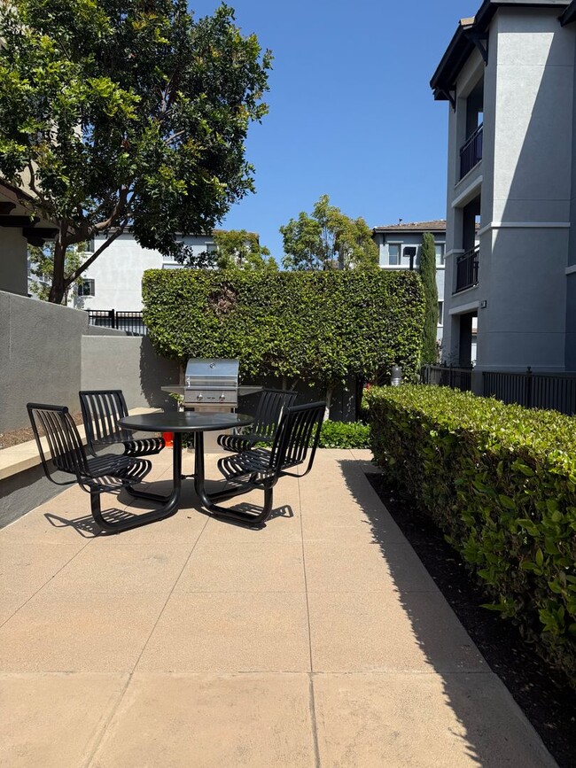 Building Photo - 2 Bedroom, 2.5 Bath Tri-level townhouse in Signal Hill
