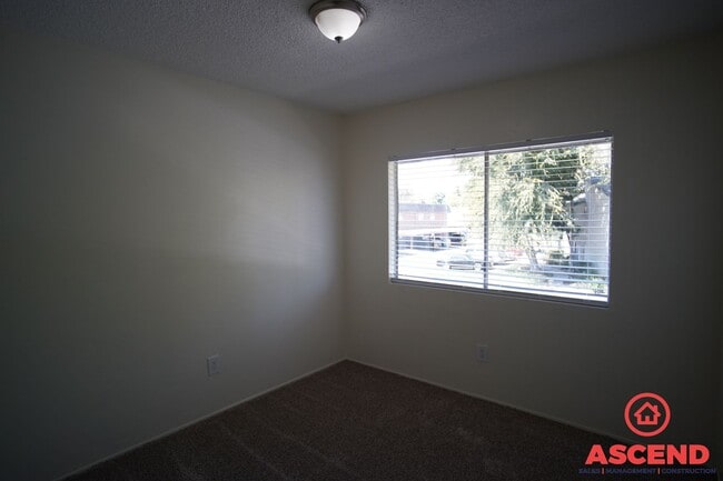 Building Photo - Cozy 3 Bedroom  2bath apartment