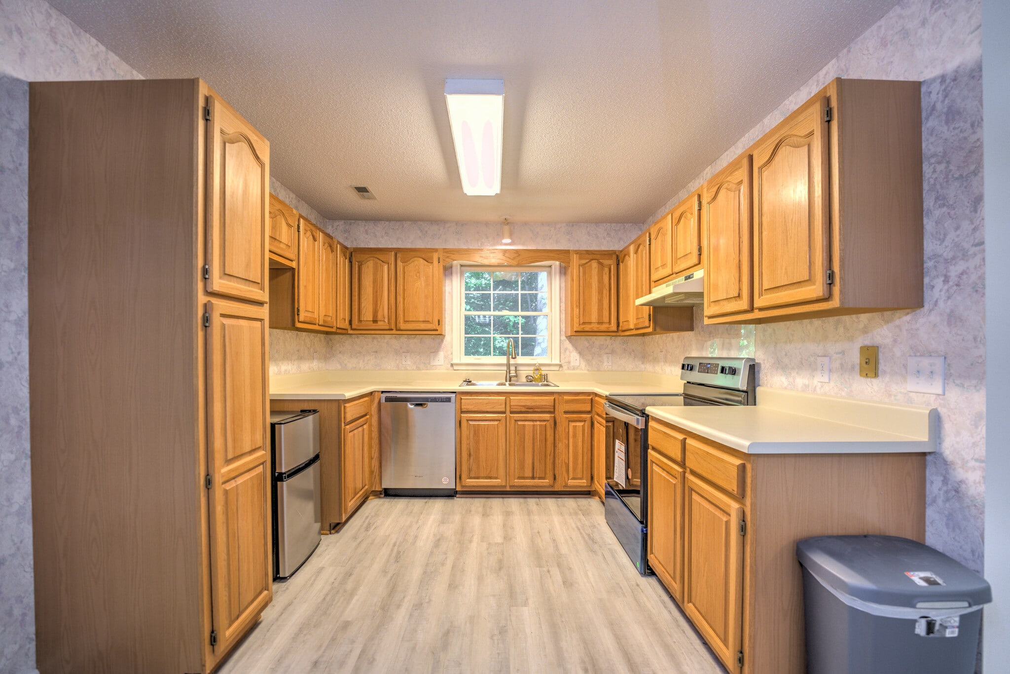 Spacious kitchen - 10 Southchase Dr