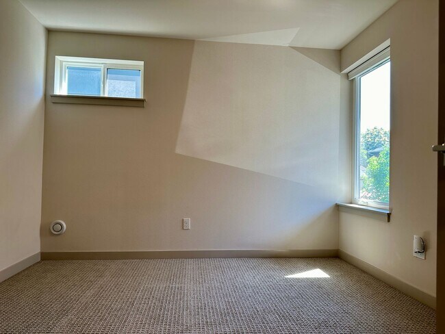 Building Photo - Gorgeous Greenlake Townhouse with Parking