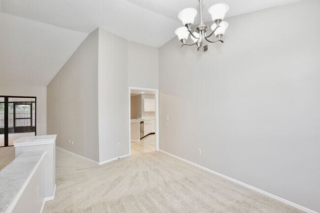 Building Photo - Spacious 4/3 Home with a Fenced Backyard and a 2 Car Garage in Hollowbrook - Winter Springs!