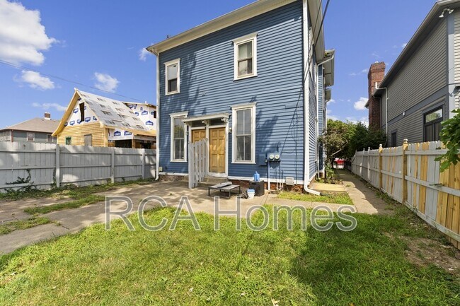 Building Photo - 920 N College Ave