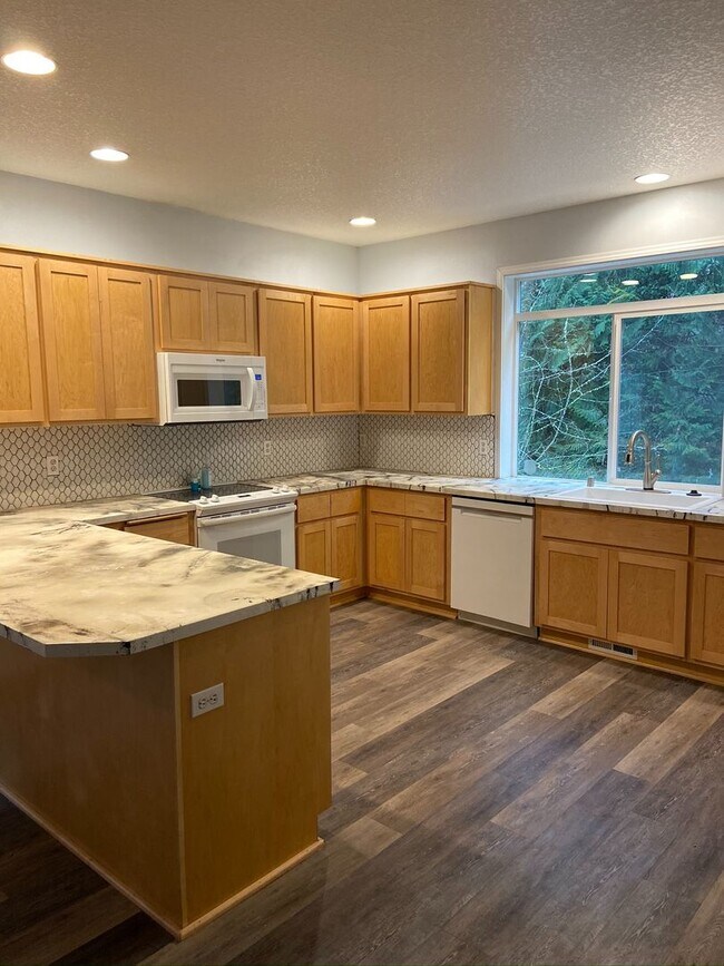 Building Photo - Wonderful 3B/2.5Ba Home that Backs to Peac...