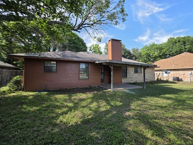 Building Photo - Charming and move-in ready! 3 Bedroom hous...