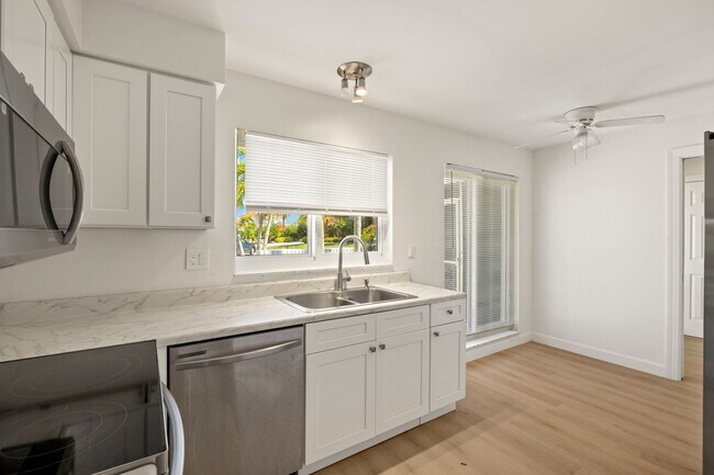 Building Photo - Completely Refurbished 3 Bedroom 2 bath with Florida Room Large backyard