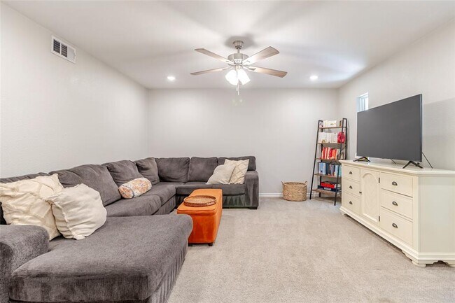 Building Photo - 6915 10 Oaks Cir