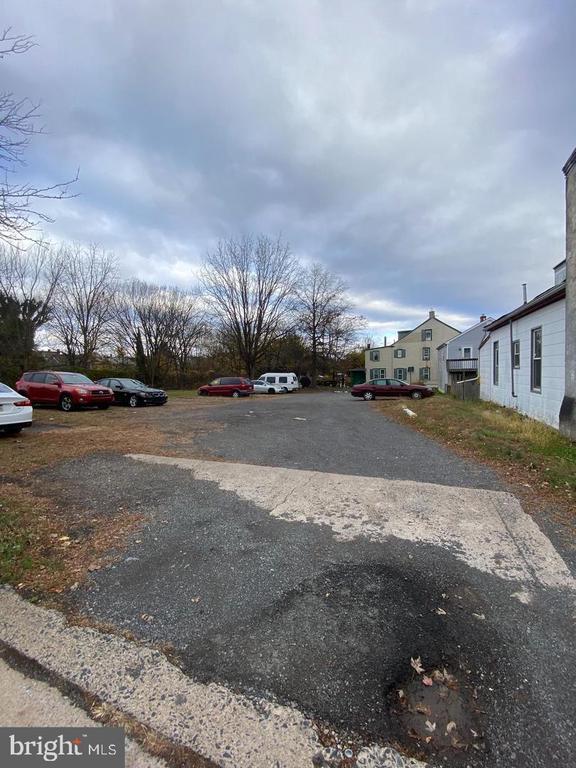 Building Photo - 64 S Evans St