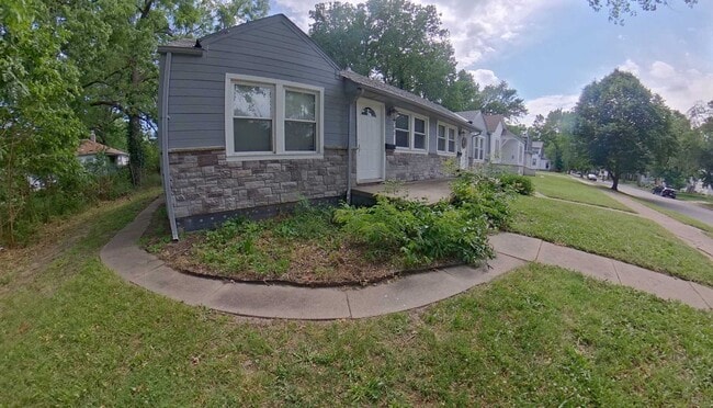 Building Photo - Close to Shopping Center + Granite Countertops + Shared Off-Street Parking! Available August 5th!