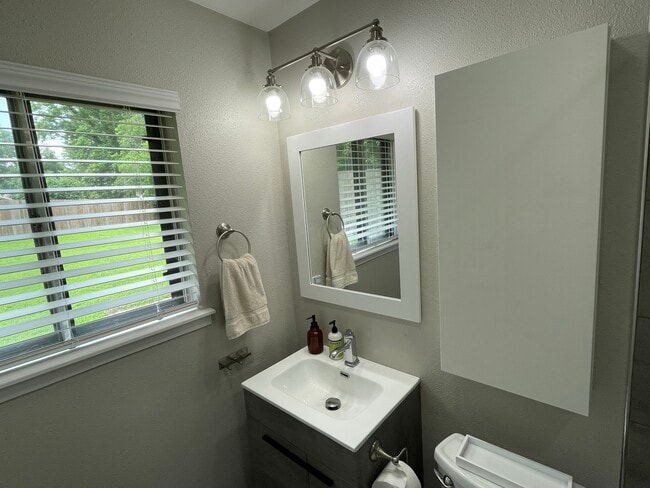 Building Photo - 10200 Quail Valley Blvd