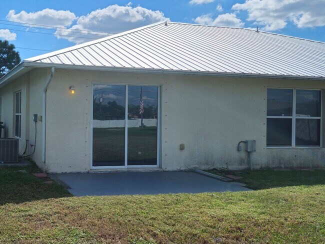 Building Photo - Cute 2 bedroom with a den 2 bathrooms and ...