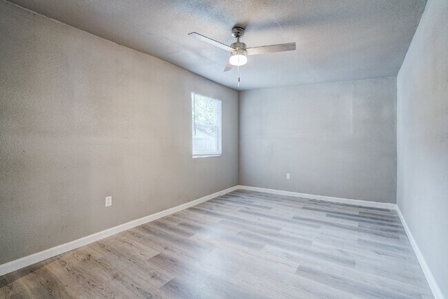 Building Photo - Remodeled 2 Bedroom + Bonus Room