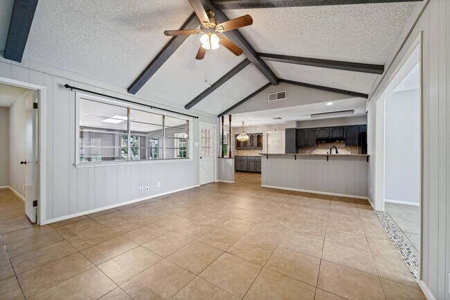Building Photo - 313 Sagecrest Dr