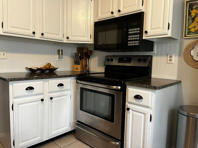 Building Photo - 1400 Hartford Tpke