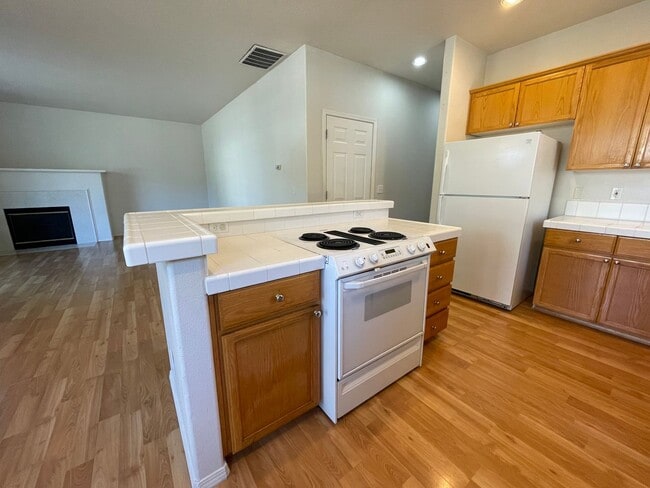 Building Photo - Hillsboro 3Bedroom 2.5 Bath + Den ~ Includes Washer & Dryer and Garage ~ Orenco Gardens Neighborh...