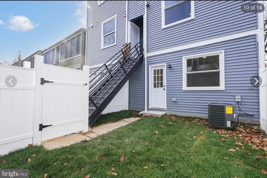 Building Photo - 4725 3rd Pl NW