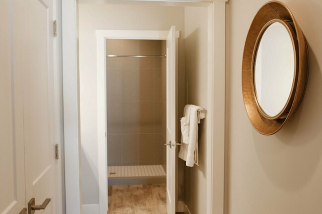 Building Photo - Short term lease options! Spacious Condo in Washington