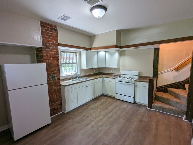 Building Photo - Large 4 Bedroom 1 Bathroom House (Marshall...
