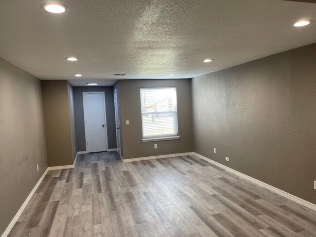 Building Photo - Pets OK! Moore Schools, 2 bed 2 full bath ...