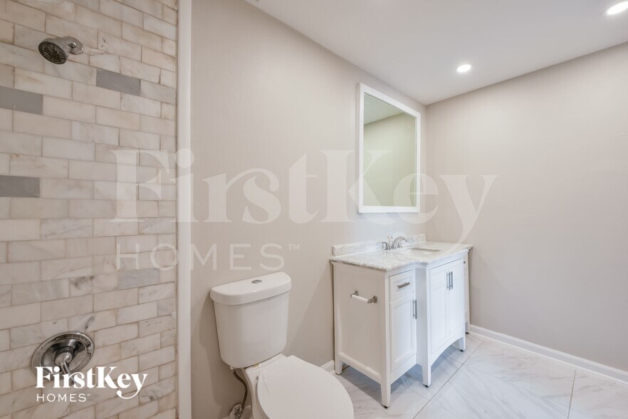 Building Photo - 3603 Canary Dr