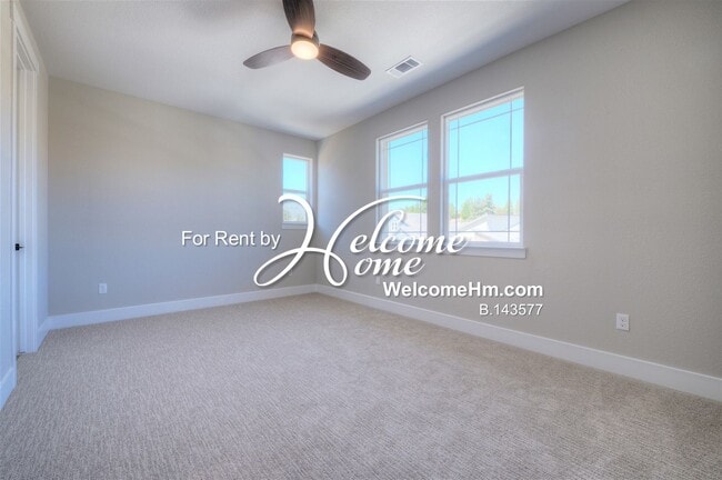 Building Photo - 262 Commodore Dr