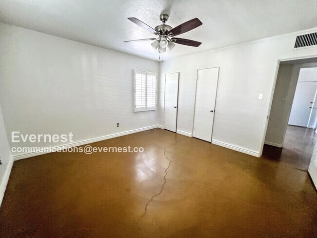 Building Photo - 801 W Earll Dr