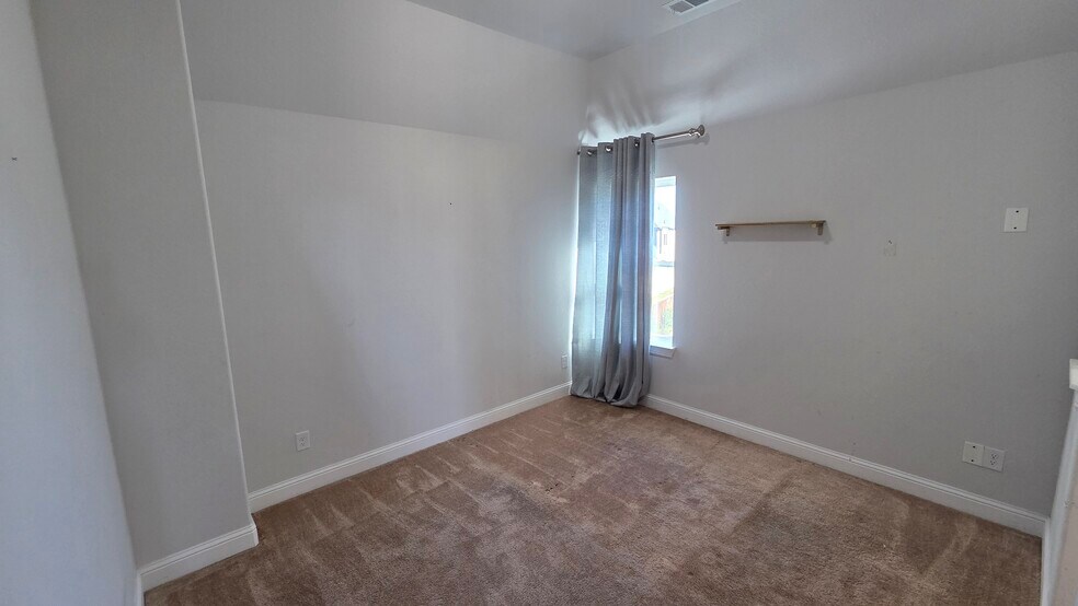 Building Photo - 1112 Maverick Dr