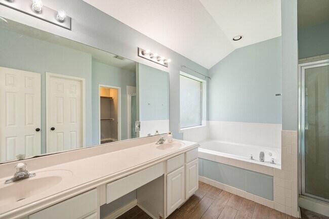 Building Photo - 5827 Willow Park Dr