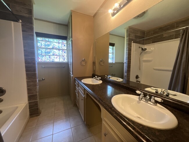 Building Photo - 530 Hilliard Dr