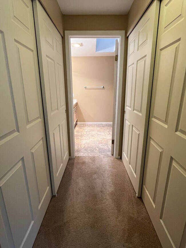 Building Photo - Gorgeous townhome in Redmond