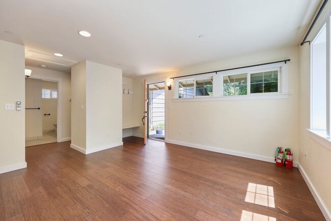Building Photo - MOVE IN READY NOW! Stylish One-Bedroom A/C...