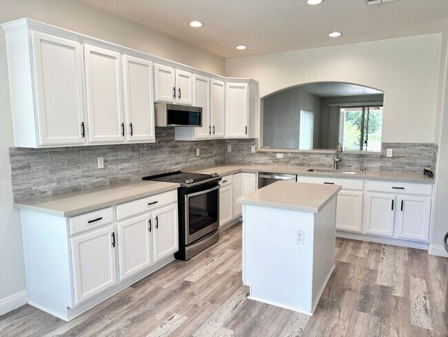 Building Photo - Pristine Single Level 3 Bedroom Home In The Sought After Gated Lagos Vistoso Community in Chandler!