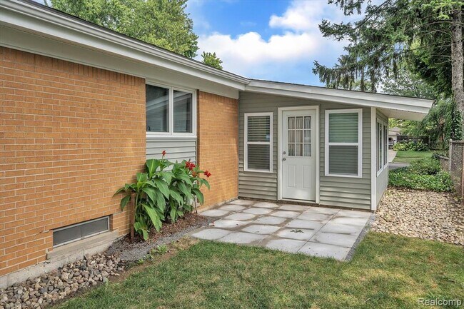 Building Photo - 229 Redwood Dr