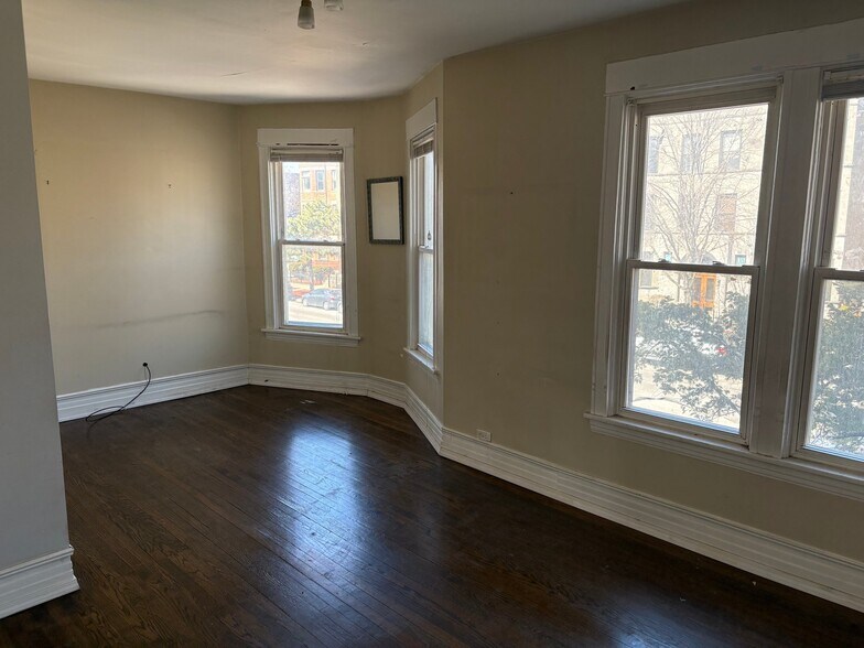 Building Photo - 1515 W Wilson Ave