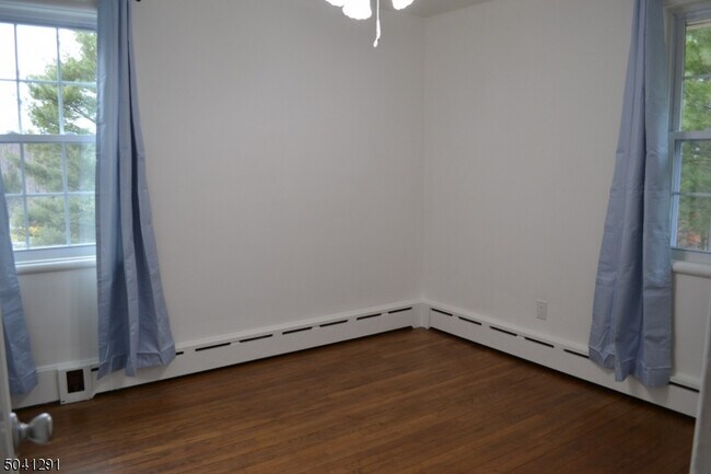 Building Photo - 3 Meadow Dr