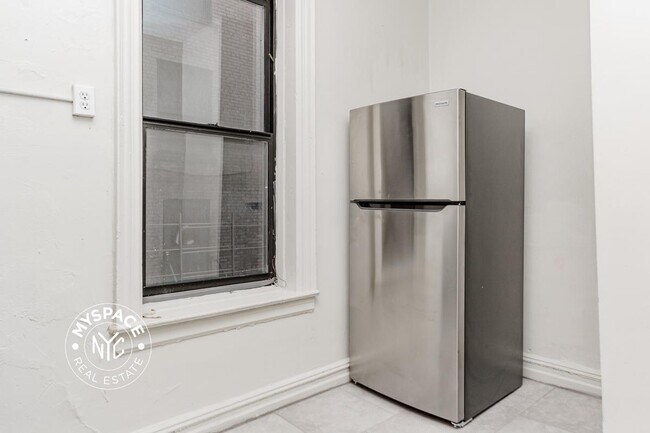 Building Photo - 374 E 49th St