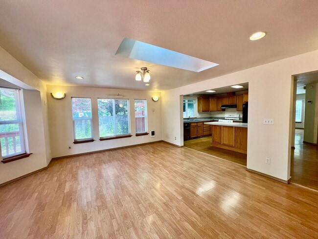 Building Photo - Spacious 4 BD + Den