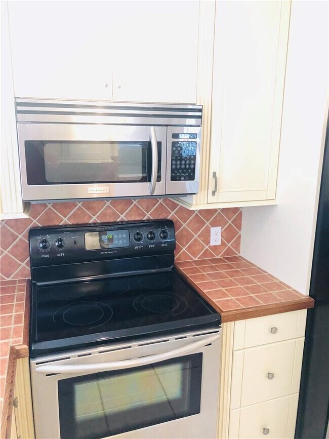 Building Photo - 137 Farnham F