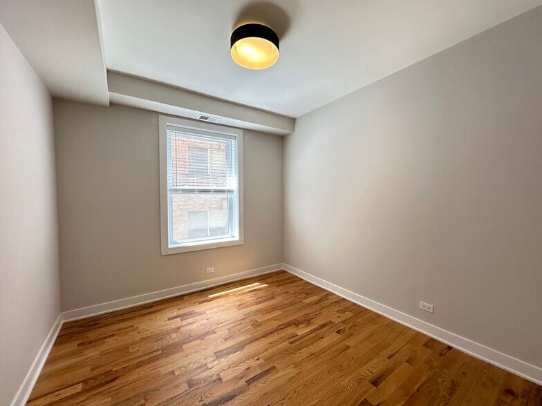 Building Photo - 659 W Wrightwood Ave