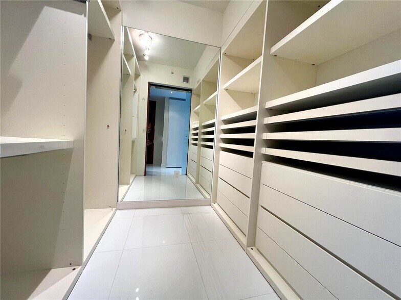 Building Photo - 17121 Collins Ave