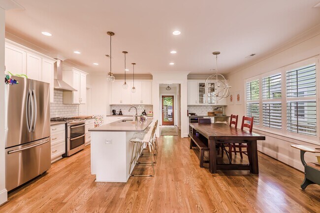 Building Photo - Available 9/22/25! Gorgeous 2-Story Home i...