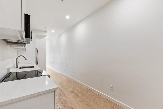 Building Photo - 71 Richmond St