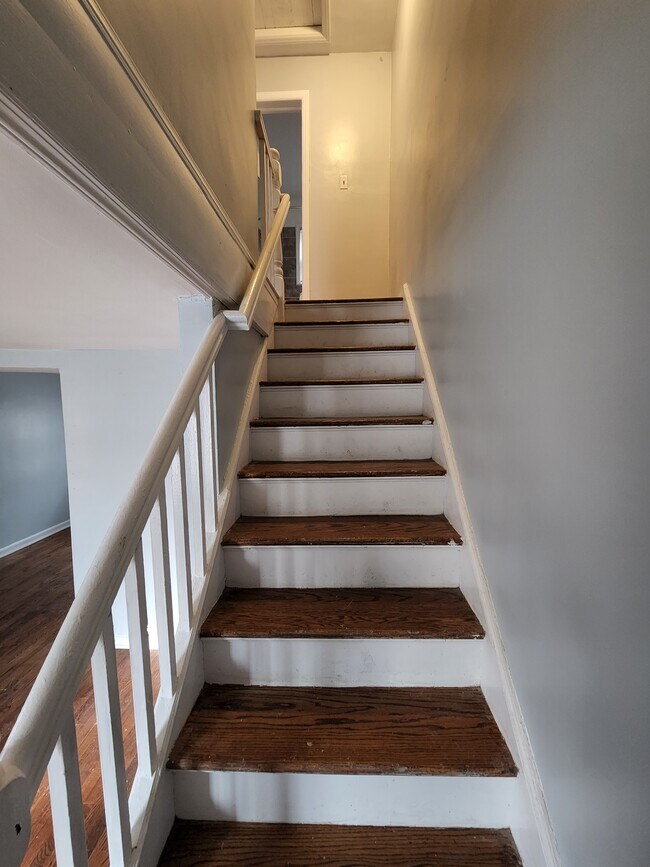 Building Photo - 364 Oakland St