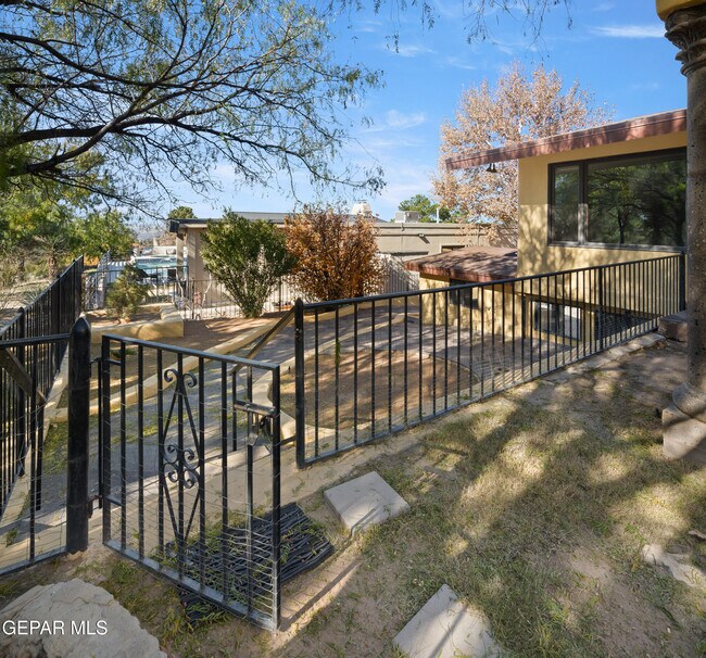 Building Photo - 6204 Pinehurst Dr