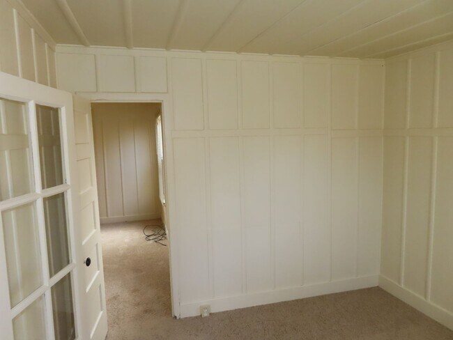 Building Photo - Wonderful unit in desireable location in M...