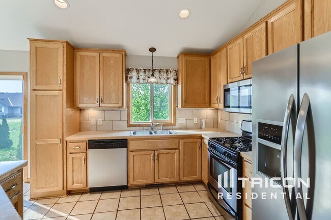 Building Photo - 783 Harrison Dr