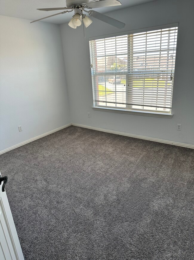 Building Photo - 1908 Red Bud Ct