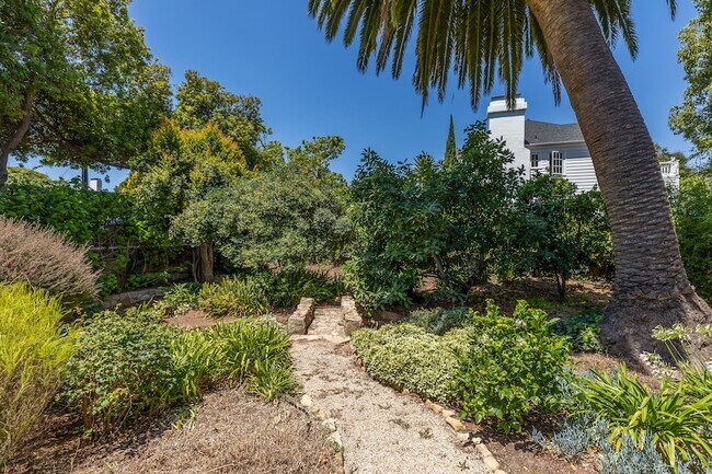 Building Photo - 1814 Anacapa St