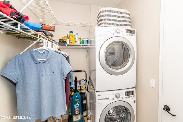 Washer/Dryer in Bedroom Walk in Closet - 2525 College St