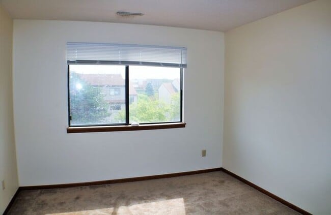Building Photo - $1,450 | 3 Bedroom, 2.5 Bathroom Town Home...