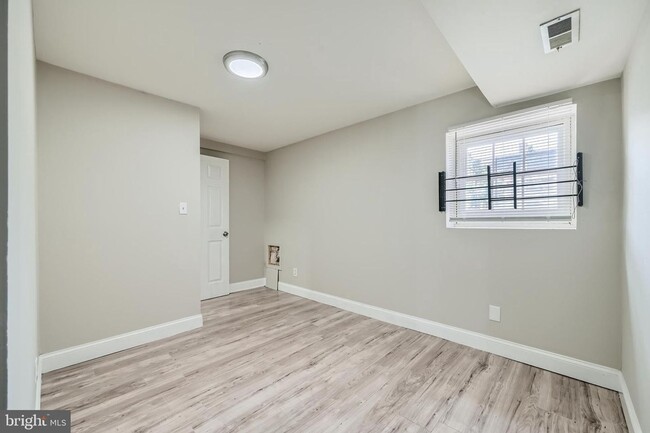 Building Photo - Modern 2-Bedroom Gem with Deck